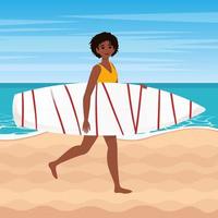 Afro-Amerikaanse vrouw in een geel zwempak gaat met surfplank op het strand. vectorillustratie in vlakke stijl vector