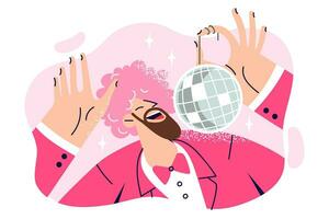 dansen Mens met roze pruik Aan hoofd is Holding disco bal en genieten van discotheek of muziek- feest. grappig dansen vent in helder pak werken net zo tomada en vermaakt gasten van festival of carnaval vector