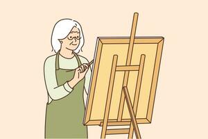ouderen vrouw artiest staat in de buurt ezel en trekt afbeelding genieten van creatief hobby na met pensioen gaan. grijs haar grootmoeder is dol van tekening en dromen van worden beroemd artiest of verkoop eigen kunstwerken vector