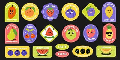 fruit en bessen funky tekenfilm stickers. grappig karakter voedsel, slogan, citaten. zomer sappig sticker pak vector