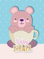 baby shower kleine beer op beker schattige uitnodigingskaart vector