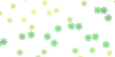 lichtgroen, geel vector doodle sjabloon met bloemen.