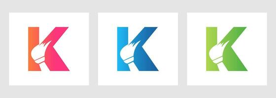 brief k huis schoonmaak logo concept met schoon borstel icoon. hulp in de huishouding onderhoud symbool vector