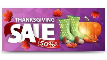 Thanksgiving-uitverkoop, tot 50 korting, horizontale paarse webbanner met veelhoekige textuur, rubberen laarzen, pompoen, champignons en herfstblad. vector