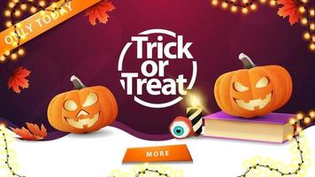 trick or treat, horizontale paarse wenskaart met knop, herfstbladeren, slinger, spreukenboek en pompoenjack vector