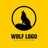 wolf logo brullen over- de klif met een cirkel vector