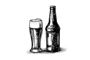 glas van bier met fles van bier geïsoleerd Aan wit achtergrond, handtekening schetsen. vector wijnoogst gegraveerde illustratie.