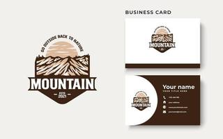 berg avontuur en outdoor vintage logo sjabloon. badge of embleemstijl. vector illustratie