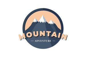 berg avontuur cirkel schild logo badge voor extreem toerisme en sport wandelen. buiten natuur camping label vector eps illustratie