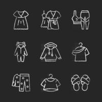 comfortabele nachtkleding krijt witte pictogrammen instellen op donkere achtergrond. nachtjapon en jurk om te loungen. sportkleding voor dames. pantoffels met kruisband. huiskleding. geïsoleerde vector schoolbord illustraties op zwart