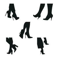 reeks zwart silhouet van vrouw poten in een houding. schoenen stiletto's, hoog hakken. wandelen, staan, rennen, springen, dans vector