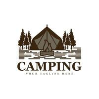 pijnboom bomen en camping tent getextureerde logo ontwerp vector
