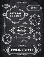 Set van retro vintage badges, kaders, etiketten en randen. Chalk Board achtergrond vector