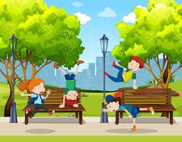 Kinderen oefenen straatdansen in het park vector
