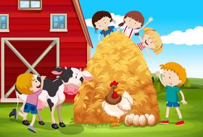 Kinderen die met landbouwbedrijfdieren in boerderij spelen vector