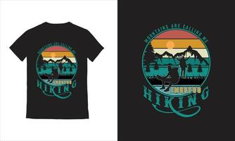 wandelen buitenshuis t-shirt avontuur t-shirt een wandelaar beklimming naar de top van de berg. vector