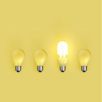 Energiespaarder lightbulb onder oude degenen, vectorillustratie vector