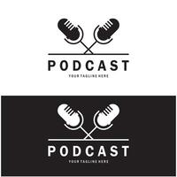 podcast logo met microfoon en oortelefoon geluid, radio golven. voor studio, praten show, chatten, informatie delen, interview, multimedia en web. vector