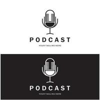 podcast logo met microfoon en oortelefoon geluid, radio golven. voor studio, praten show, chatten, informatie delen, interview, multimedia en web. vector