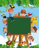 leeg schoolbord met kinderen en dierentuindieren