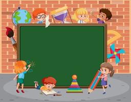leeg schoolbord met veel stripfiguren van schoolkinderen vector