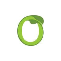 eerste brief O met groen cirkel blad vector logo