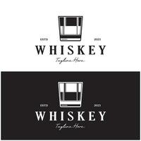 wijnoogst premie whisky logo etiket met glas of bier. voor drankjes, bars, Clubs, cafés, bedrijven. vector