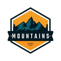 berg logo, avontuur logo. vector illustratie voor t-shirt en andere