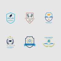 universiteit en academie vector iconen. emblemen of schilden voor afgestudeerden van de middelbare school in maritieme wetenschappen of rechten. linten en insignes van vrijgezellenhoed, lauwerkrans, vectorlogosjabloon