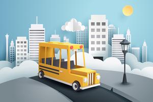 Papierkunst van schoolbus die uit de stad loopt vector