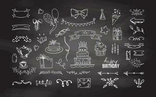 verjaardag tekening set. hand- getrokken vector gelukkig verjaardag schetsen Aan schoolbord achtergrond. envelop, taart, ballon, ijs room, vlaggen, harten, etiketten, linten, boog, geschenk, ster.