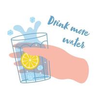 hand houdt een glas met water, ijs en citroen vast. drink meer water concept vector