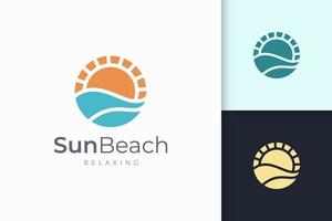 oceaan- of zee-logo in abstracte watergolf en zon vertegenwoordigen avontuur vector