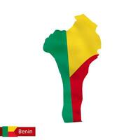 Benin kaart met golvend vlag van land. vector