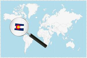 vergroten glas tonen een kaart van Colorado Aan een wereld kaart. vector