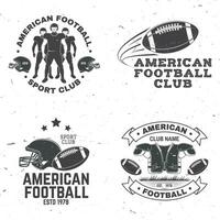 reeks van Amerikaans Amerikaans voetbal of rugby club kenteken. vector voor shirt, logo, afdrukken, stempel, lapje. wijnoogst ontwerp met Amerikaans Amerikaans voetbal sportman speler, helm, bal, gras en schouder stootkussens silhouet