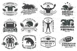 reeks van Amerikaans Amerikaans voetbal of rugby club kenteken. vector voor shirt, logo, afdrukken, stempel, lapje. wijnoogst ontwerp met stier, Amerikaans Amerikaans voetbal sportman speler, helm, bal en schouder stootkussens silhouet