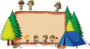 leeg houten bord met veel kinderen in scout-thema geïsoleerd vector