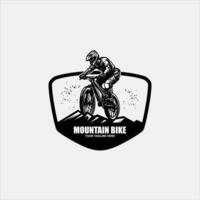 minimalistische retro fiets, berg fiets, bergafwaarts sport logo ontwerp vector sjabloon
