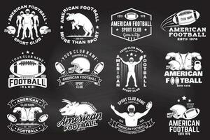 reeks van Amerikaans Amerikaans voetbal of rugby club kenteken. vector voor shirt, logo, afdrukken, stempel, lapje. wijnoogst ontwerp met stier, Amerikaans Amerikaans voetbal sportman speler, helm, bal en schouder stootkussens silhouet