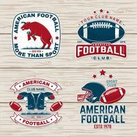 reeks van Amerikaans Amerikaans voetbal of rugby club kenteken. vector voor shirt, logo, afdrukken, stempel, lapje. wijnoogst ontwerp met Amerikaans Amerikaans voetbal sportman speler, helm, bal, gras en schouder stootkussens silhouet