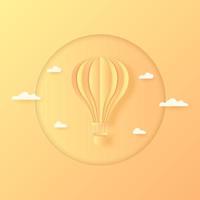 zomer, oranje en gele heteluchtballon die in de heldere lucht en de wolken vliegt, papierkunststijl vector
