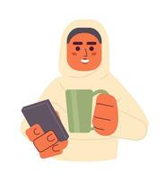 hijab meisje Holding telefoon, drinken thee 2d tekenfilm karakter. moslim jong volwassen vrouw geïsoleerd vector persoon wit achtergrond. typen apparaatje, koffie mok. modern levensstijl kleur vlak plek illustratie