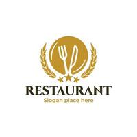 elegant premie logo gemakkelijk dining restaurant, duur en rijk glas mes bord vork lepel, goud en zwart. vector