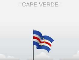de vlag van Kaapverdië wappert op een paal die hoog staat onder de witte lucht vector