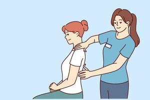 vrouw fysiotherapeut geeft massage naar geduldig naar verlichten schouder of terug pijn na mislukt training. meisje werken net zo fysiotherapeut en is verloofd in chiropractie en helpen mensen met ziek wervelkolom vector