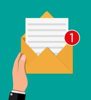 papier envelop brief met teller kennisgeving in hand. mail sms bericht icoon. Ongelezen e-mail bericht. vector illustratie in vlak stijl