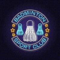 badminton sport neon embleem. vector illustratie. wijnoogst badminton etiket met racket en shuttle silhouetten. concept voor overhemd of logo, afdrukken, postzegel of tee.