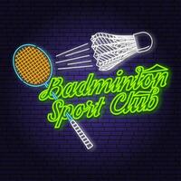 badminton sport neon embleem, logo. vector illustratie. wijnoogst neon badminton etiket met racket en shuttle silhouetten. concept voor overhemd of logo, afdrukken, postzegel of advertentie.