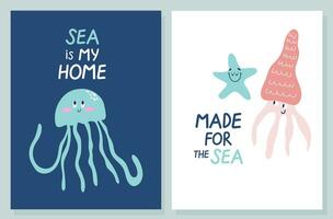 reeks van twee schattig kaarten met hand- getrokken glimlachen kwallen, inktvis en zeester. zee is mijn huis zin. oceaan beschermen ontwerp concept voor kinderen. vector